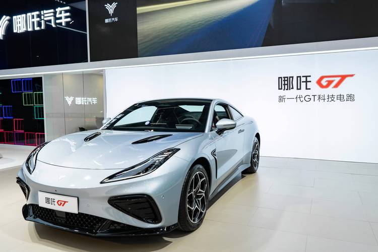 东莞124哪吒汽车在智能汽车领域的表现，领途汽车在新能源汽车市场中的影响力